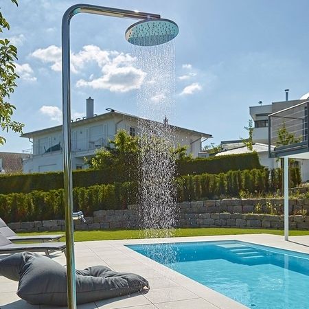 Regendusche vor einem Pool