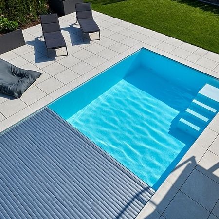 Ein modernes Haus mit einem Pool mit Abdeckung