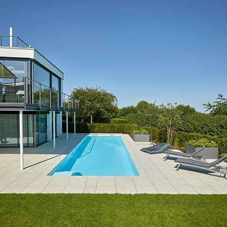 Ein modernes Haus mit einem Pool
