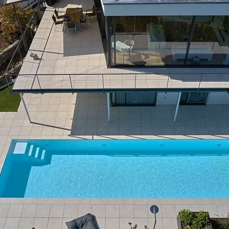 Ein modernes Haus mit einem Pool von oben
