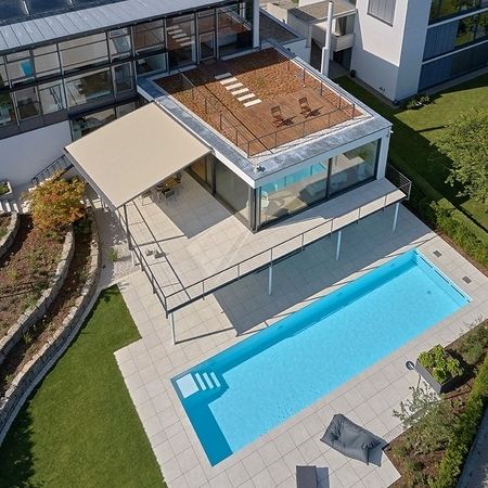 Ein modernes Haus mit einem Pool von oben