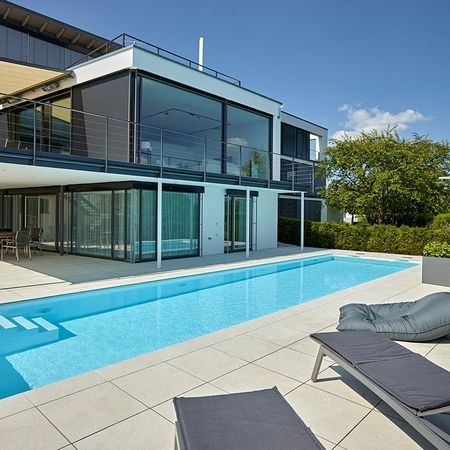 Ein modernes Haus mit einem Pool