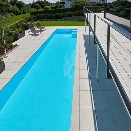 Ein modernes Haus mit einem Pool