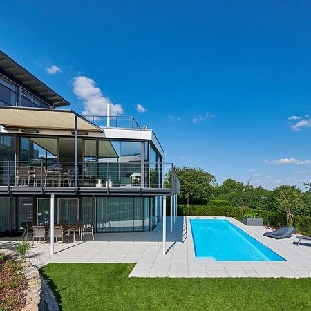 Ein modernes Haus mit einem Pool