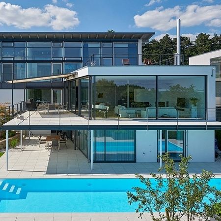 Ein modernes Haus mit einem Pool