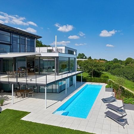 Ein modernes Haus mit einem Pool