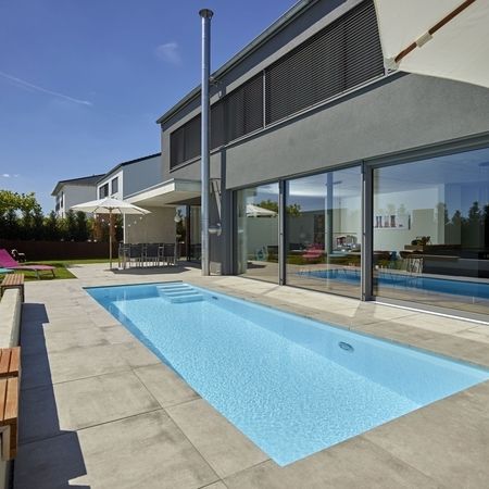 Modernes Haus mit einem Pool und Sitzmöglichkeiten
