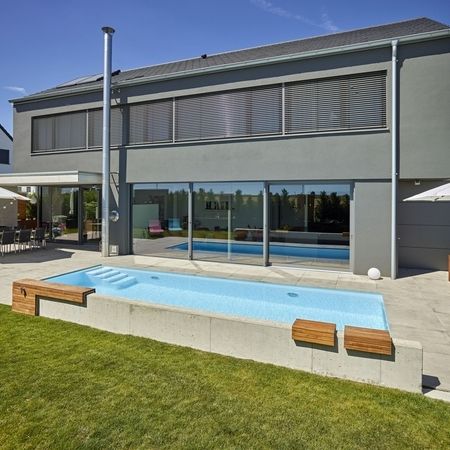 Modernes Haus mit einem Pool und Sitzmöglichkeiten