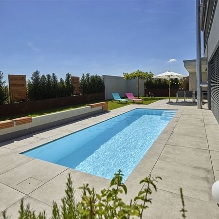 Modernes Haus mit einem Pool und Sitzmöglichkeiten