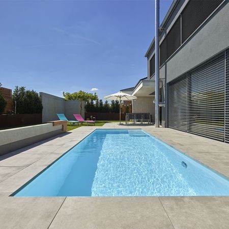 Modernes Haus mit einem Pool und Sitzmöglichkeiten