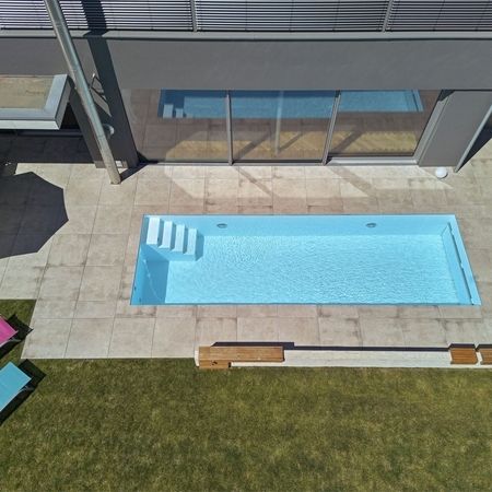 Modernes Haus mit einem Pool und Sitzmöglichkeiten von oben