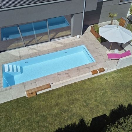 Modernes Haus mit einem Pool und Sitzmöglichkeiten von oben