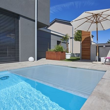 Modernes Haus mit einem Pool und einem Sonnenschirm