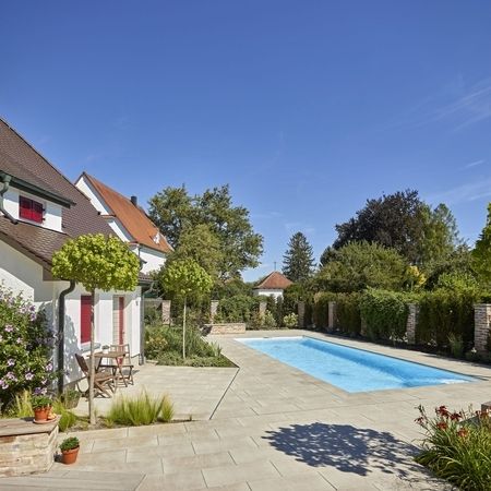 Ein Haus und ein Pool