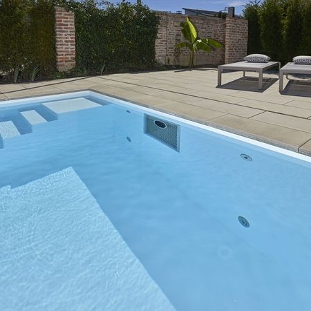 Aufnahme vom klaren Wasser im Pool