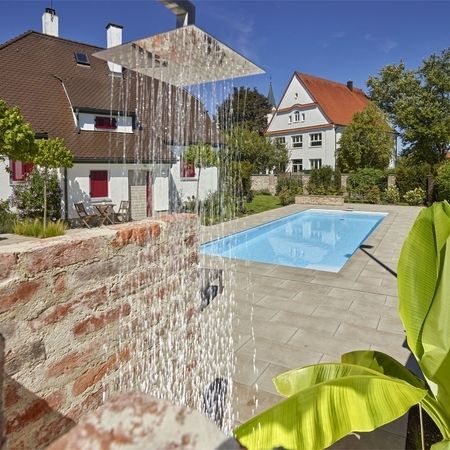 Dusche von einem Pool