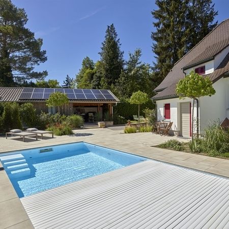 Aufnahme vom klaren Wasser im Pool
