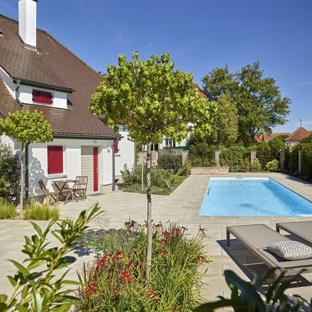 Ein Haus und ein Pool