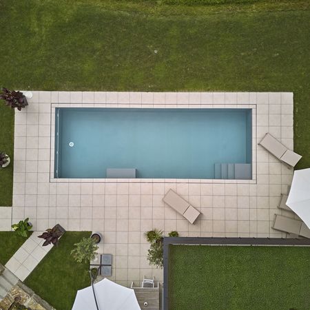 Pool mit Überlaufbecken von oben