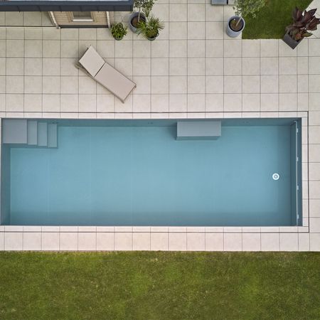 Pool mit Überlaufbecken von oben