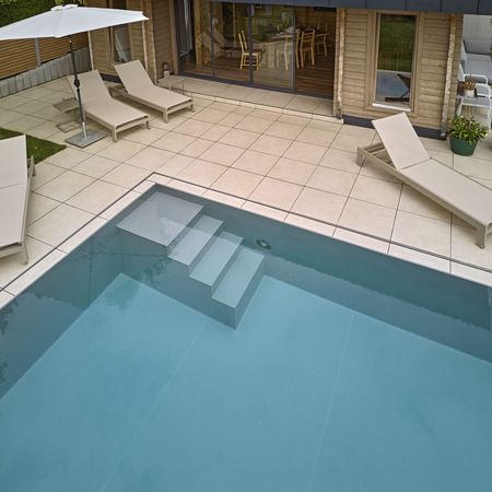 Pool mit Überlaufbecken und Treppe
