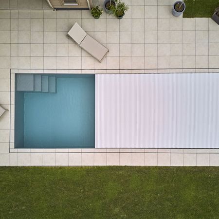 Pool mit Überlaufbecken und halb eingefahrenen Schutz von oben
