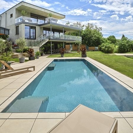 Sicht auf den Pool von einem Liegestuhl