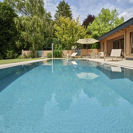 Sicht auf den Pool vom Wasser aus