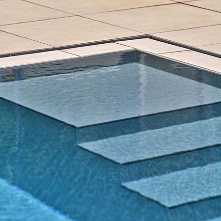 Nahansicht einer Treppe von einem Pool mit Überlaufbecken