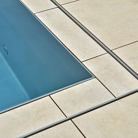 Pool mit Überlaufbecken vom nahen