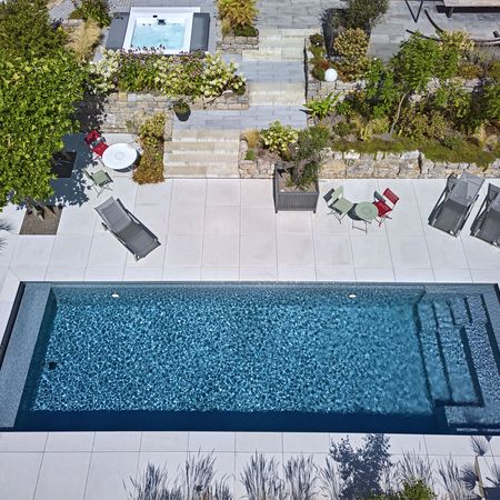Grundstück mit luxuriösen Pool und Jacuzzi von oben