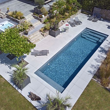 Grundstück mit luxuriösen Pool und Jacuzzi von oben