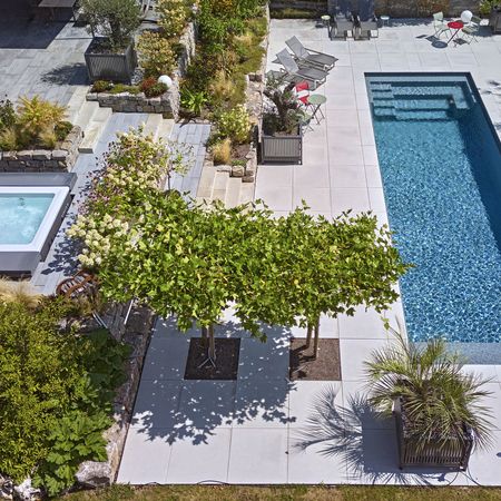 Grundstück mit luxuriösen Pool und Jacuzzi von oben