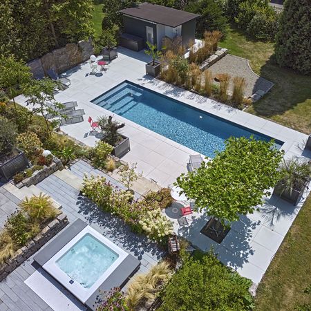 Grundstück mit luxuriösen Pool und Jacuzzi von oben