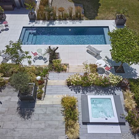 Grundstück mit luxuriösen Pool und Jacuzzi von oben