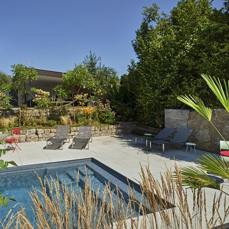 Grundstück mit luxuriösen Pool und Jacuzzi