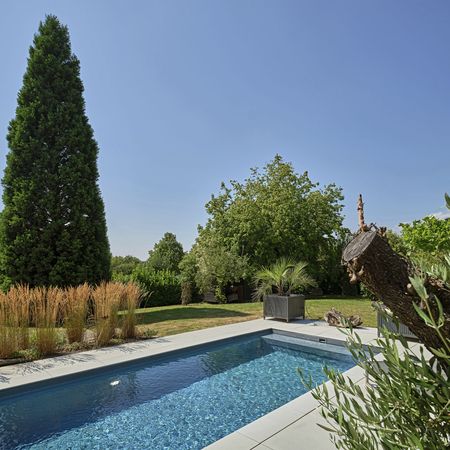 Grundstück mit luxuriösen Pool