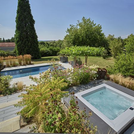 Garten mit luxuriösen Pool und Jacuzzi