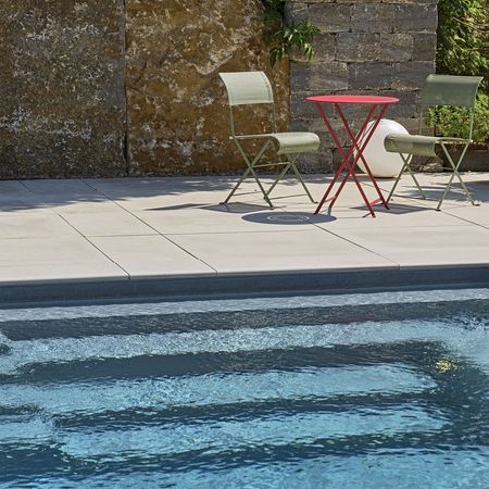 Pooltreppe im klarem Wasser