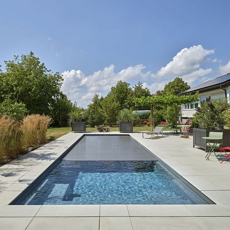 Luxuriöser Pool mit Abdeckung