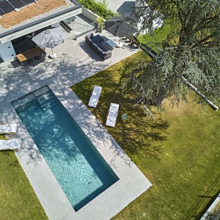 Grundstück mit einem luxuriösen Pool von oben
