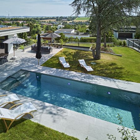 Grundstück mit einem luxuriösen Pool von oben