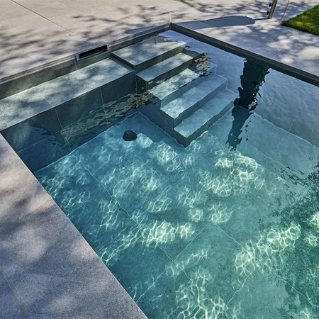 Luxuriöser Pool mit klarem Wasser