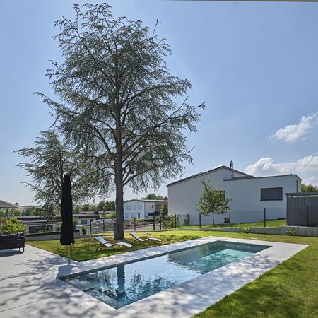 Grundstück mit einem luxuriösen Pool