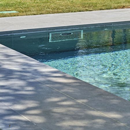 Luxuriöser Pool mit klarem Wasser