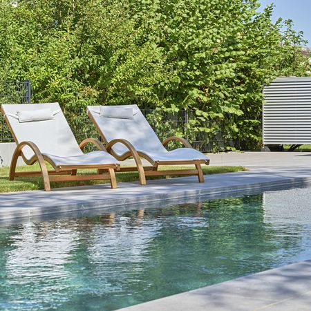 Luxuriöser Pool mit passenden Liegestühlen