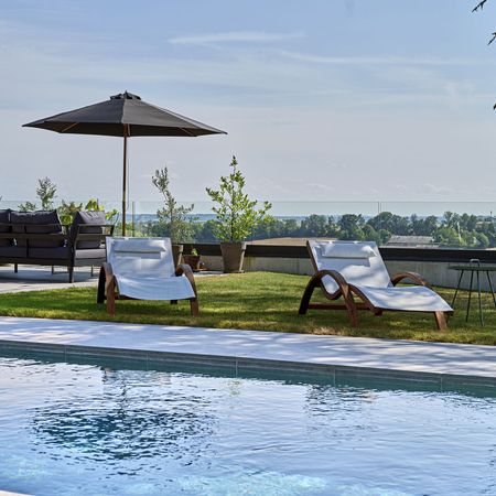 Luxuriöser Pool mit passenden Liegestühlen