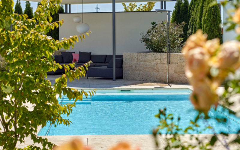 Moderner Pool mit einer Sitzgarnitur