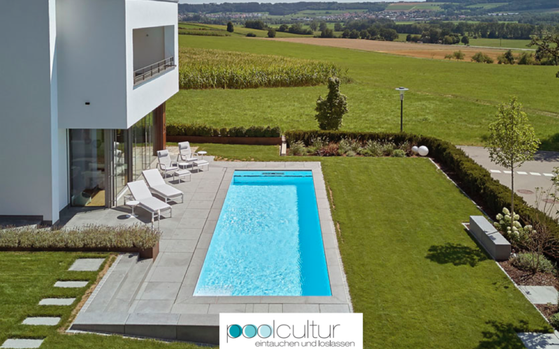 Moderner Pool vor einem weißen Haus