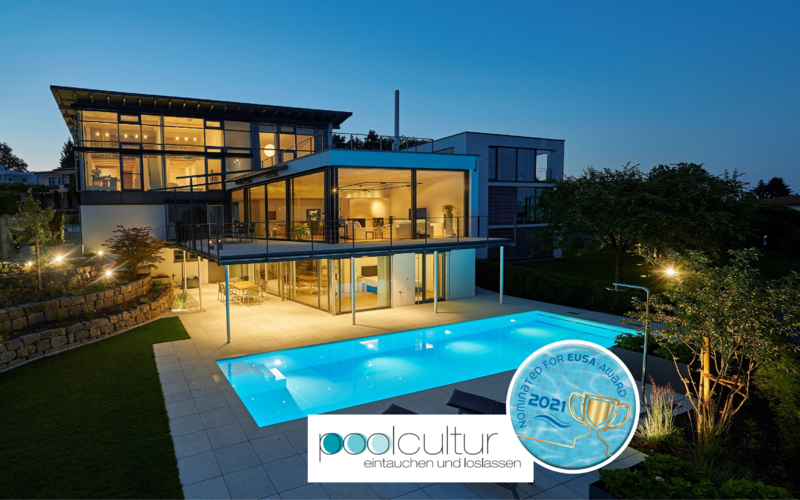 Moderner Pool vor einem großen Haus bei Nacht